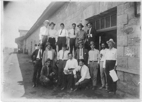 Grupo de empleados en la antigua estación de ferrocarril. Década de 1920.