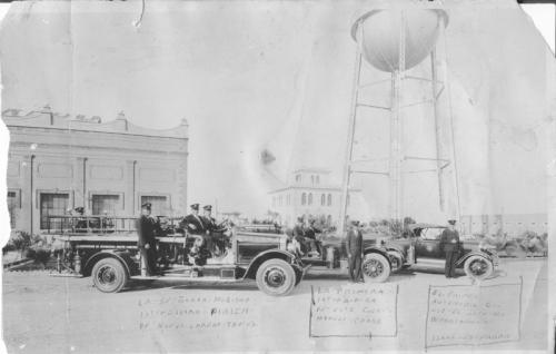 Bomberos frente a la planta generadora de energía. Década de 1920. Fondo Alberto Guerra.