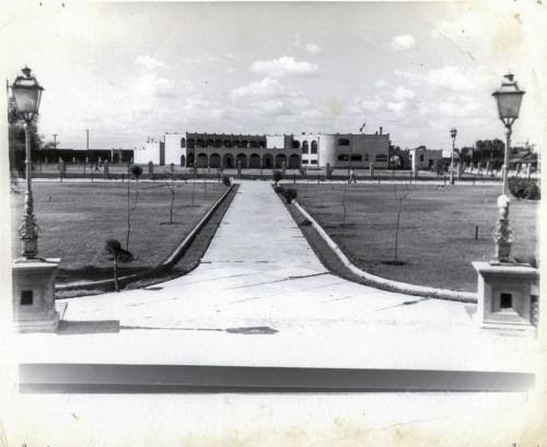 Plaza Primero de Mayo. Al fondo la Secundaria Uno en Nuevo Laredo. Ca. 1938.