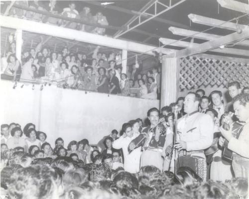 Pedro Infante durante su presentación en la Terraza de Las Américas en Nuevo Laredo. Fondo Alberto Guerra.