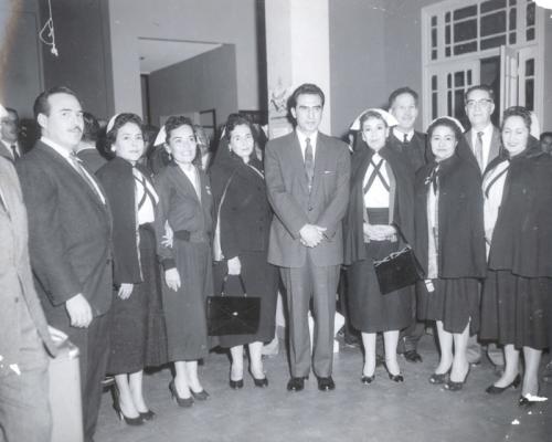 Voluntarios de la Cruz Roja con el Gobernador Norberto Trevino. Fondo Alberto Guerra.
