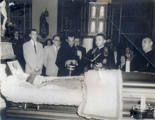  Funeral de Monseñor Enrique Tomás Lozano en el Templo del Santo Nino. 1957. Fondo Alberto Guerra.
