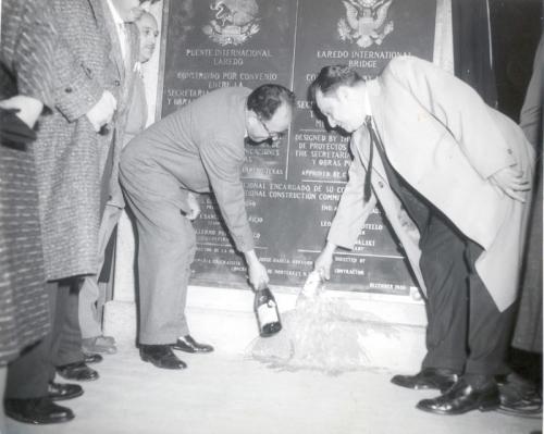 Inauguración del Puente Puerta de las Américas entre ambos Laredos. Diciembre de 1956. Fondo Alberto Guerra.