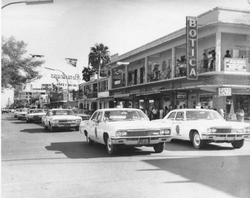 Desfile del 16 de septiembre. Esquina de Avenida Guerrero y Gutiérrez. Ca. 1967. Fondo Alberto Guerra.