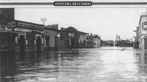 Esquina de Avenida Guerrero y Victoria durante la creciente del Rio Bravo en 1932. Fondo Alberto Guerra.