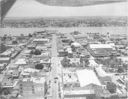 Vista aérea del centro de Nuevo Laredo durante la creciente de 1954. Fondo Alberto Guerra.