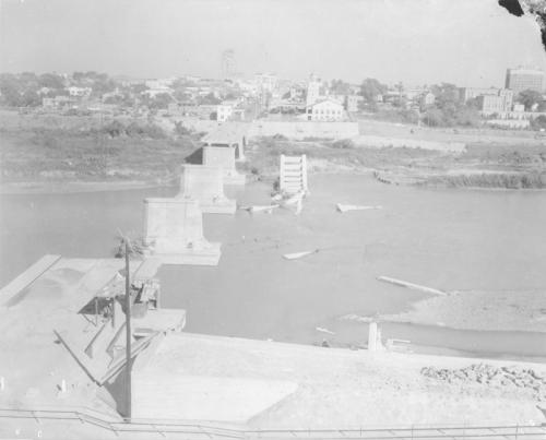 Puente Internacional entre ambos Laredos destruido durante la inundación de 1954. Fondo Alberto Guerra.