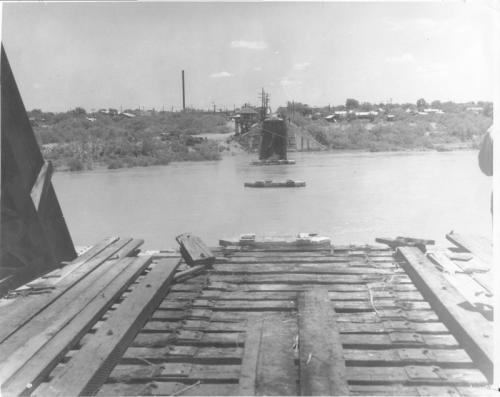 Puente del ferrocarril derribado durante la creciente de 1954. Fondo Alberto Guerra.