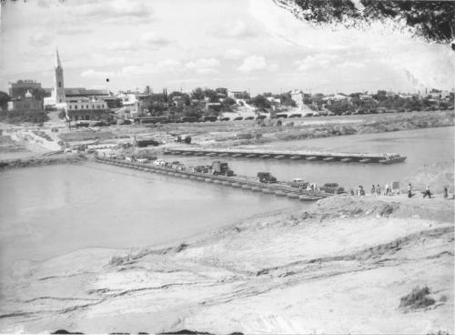 Puente de pontones después de la gran creciente de 1954. Fondo Alberto Guerra.