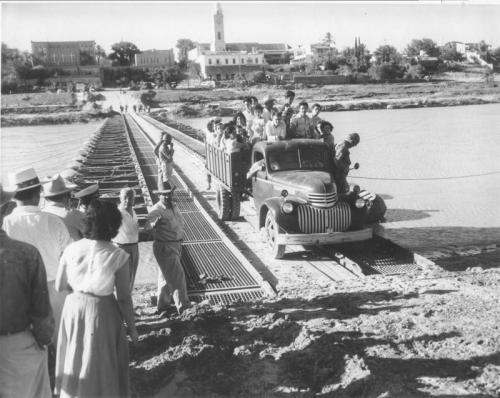 Puente improvisado de pontones después de la creciente de 1954. Fondo Alberto Guerra.