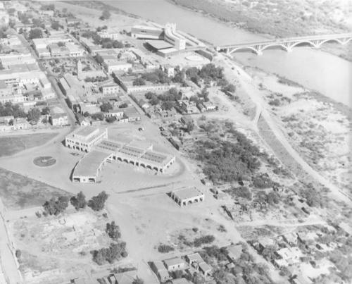 Foto aérea de la Garita Miguel Alemán al fondo y del viejo proyecto para garita en lo que ahora es el IMSS. Década de 1940. Fondo Alberto Guerra.