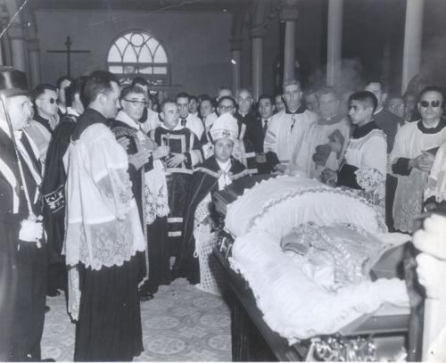 Funeral de Monseñor Enrique Tomás Lozano en 1957. Fondo Alberto Guerra.