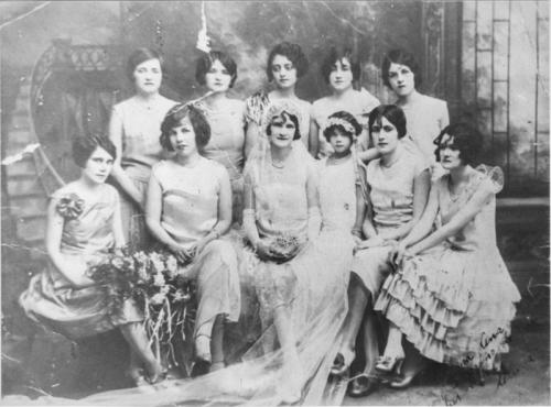 Alicia Ramírez Capistran al centro junto a un grupo de amigas el día de su boda en 1928.