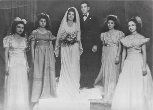 Boda de Clara Rodríguez y Fausto Garza. Los acompañan María Hinojosa Alicia Ramos Gloria Canales y Rosa Canales. Año de 1945.