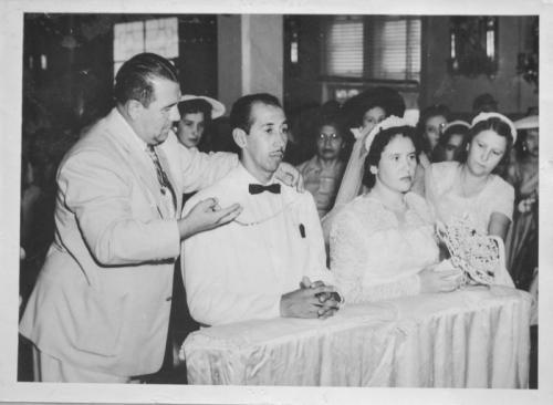 Boda de Longinos Barrera del Bosque y Ma. del Rosario López Ramos. Templo Sagrados Corazones. Nuevo Laredo 7 de julio de 1957.