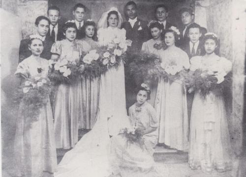 Cecilio Salazar Quiroga y Catalina Escamilla de Salazar acompañados de su corte de honor el día de su casamiento el 22 de diciembre de 1939.