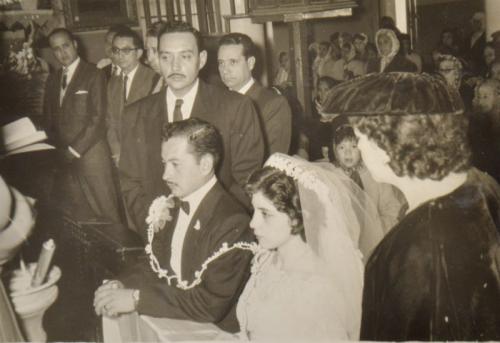 Ceremonia religiosa en la boda de Ramon Salazar y Oralia Serna el 29 de diciembre de 1957. Templo del Santo Nino de Atocha.