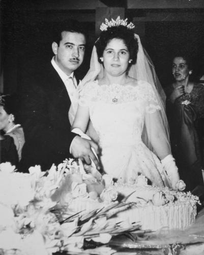 Efraín Martínez Vela y Nilda Delgado Sáenz partiendo su pastel de boda. Julio 11 de 1959.
