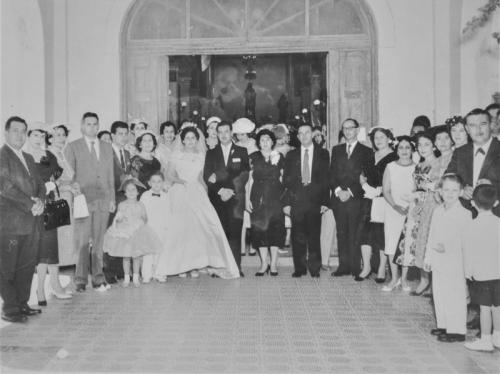 Efraín Martínez Vela y Nilda Delgado Sáenz posan con sus invitados al salir del Templo de los Sagrados Corazones. Julio 11 de 1959.