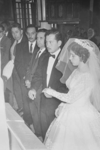 Escena del casamiento religioso de Ramon Salazar y Oralia Serna en el Templo del Santo Nino de Atocha. Diciembre de 1957.