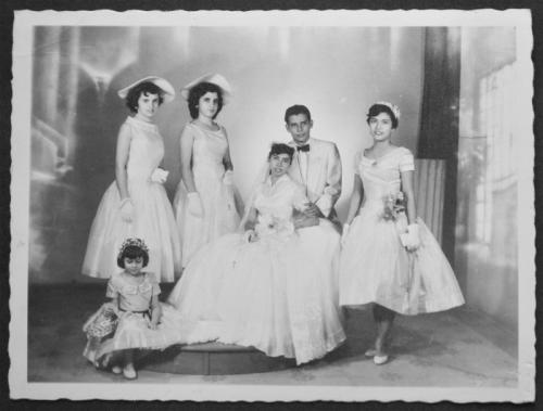 Estudio fotográfico de Jesús Serna Rodríguez y Elvira Almanza acompañados de su corte de honor. Año de 1955.