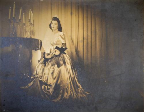 Evangelina Ramírez Heredia posa con su vestido de novia el 25 de noviembre de 1945 en Nuevo Laredo.