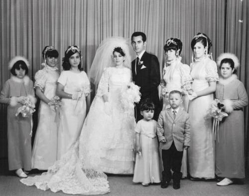 Fotografía de Guillermo Llanos y María de Jesús Serna González acompañados de su corte de honor. Año de 1969.