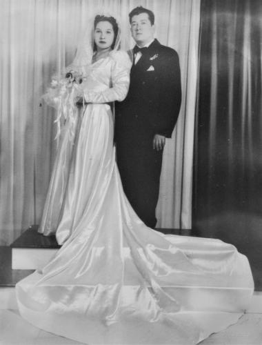 Gloria Rodríguez Vázquez y Humberto Lobo Cantú el día de su boda. Década de 1940.