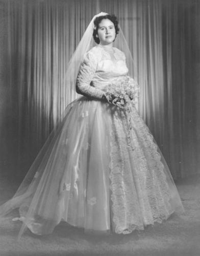 La Profra. María del Rosario López en su vestido de boda. Nuevo Laredo Tamps. 7 de julio de 1957.