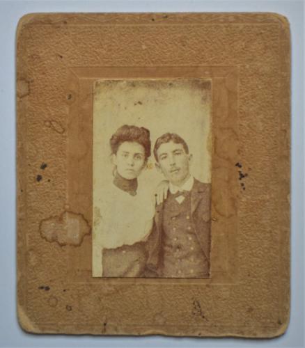 Lado 1 Lorenzo González García y su esposa Francisca González en su fotografía matrimonial fechada en 1901 segun dedicatoria al reverso.