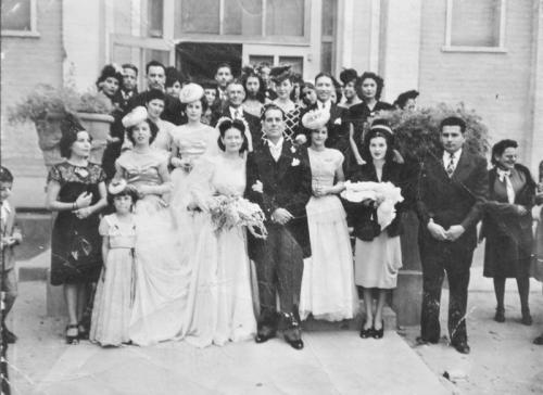 Lado1 Ana María Ramírez Catistran y Guillermo Trevino posan con sus invitados al salir del Templo del Santo Nino. Noviembre 4 de 1946.