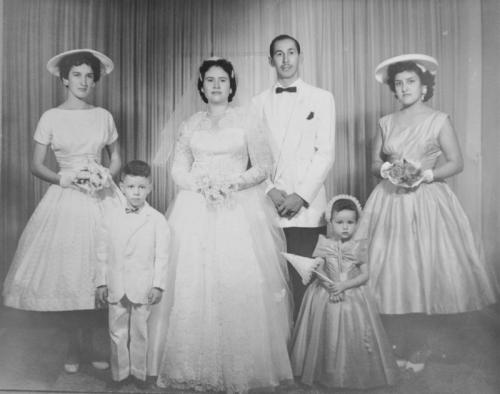 Ma. del Rosario López Ramos y Longinos Barrera del Bosque con su corte de honor el día de su boda el 7 julio de 1957.