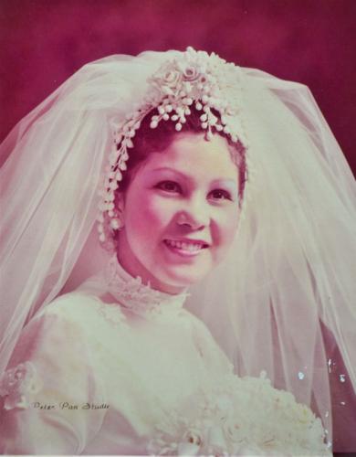 María Amparo Ham Vera con su vestido de novia. Febrero 8 de 1975.