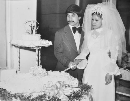 María Amparo Ham Vera y Bulmaro Diaz Carrujedo cortando el pastel durante la celebración de su boda el 8 de febrero de 1975.
