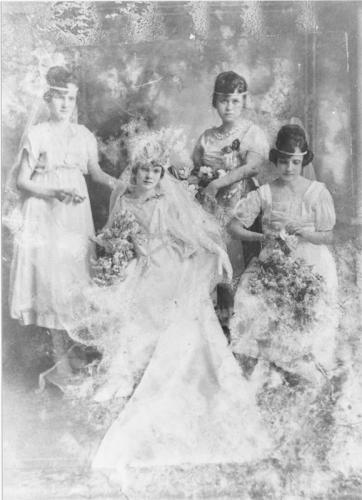María Ursula de la Trinidad Irene Ramírez acompañada de sus damas de honor durante su boda con José Lozano. Ca. 1918.