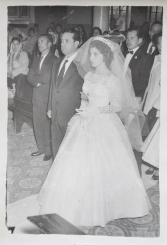 Oralia Serna González es llevada al altar por su padre Crisóforo Serna Saldana durante su boda con Ramon Salazar. Dic. 1957.