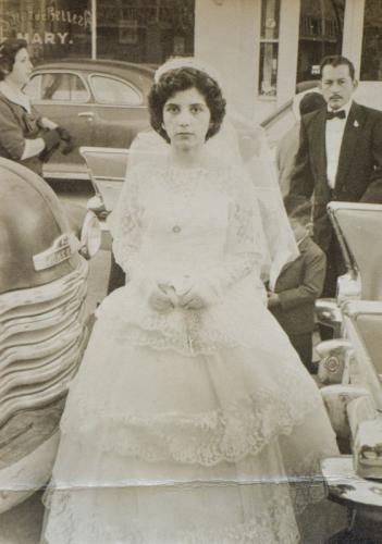 Oralia Serna González al llegar al Templo del Santo Nino de Atocha vestida de novia en 1957.