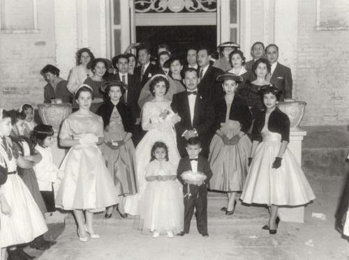 Oralia Serna y Ramon Salazar posan con sus invitados afuera del Templo del Santo Nino de Atocha. Dic. de 1957.