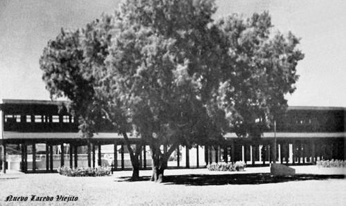 Ala central de la Escuela Carlos A. Carrillo de Nuevo Laredo. C. a. 1950.