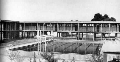 Alberca en la Escuela Carlos A. Carrillo de Nuevo Laredo. 1950.