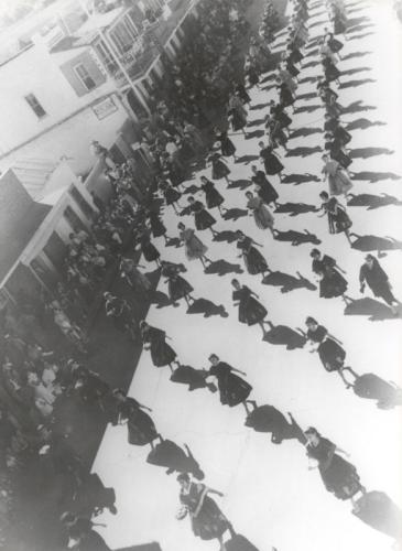 Alumnas de la Secundaria Uno en el desfile del 20 de noviembre en Nuevo Laredo. C. a. 1958.