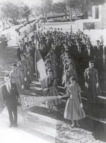 Contingente de la Preparatoria Uno listos para participar en un desfile. 1960.