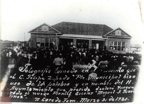 Escena de la inauguración de la Escuela Miguel F. Martínez de Nuevo Laredo. Marzo 31 de 1921.