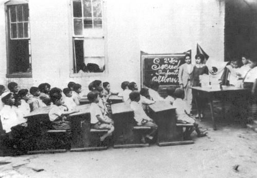 Niños de segundo grado de la Escuela Ignacio Manuel Altamirano. Profra. Ofilia R. González. Década de 1920. Colección Familia Jasso.
