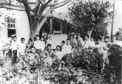 Parcela escolar y alumnos de quinto ano de la Escuela Ignacio Manuel Altamirano de Nuevo Laredo. Profra. Abelina Reyna. Década de 1920.