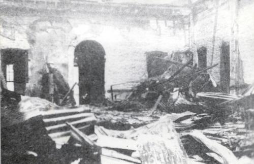 Ruinas de la Escuela Miguel Hidalgo después del incendio que la destruyo en julio de 1947.