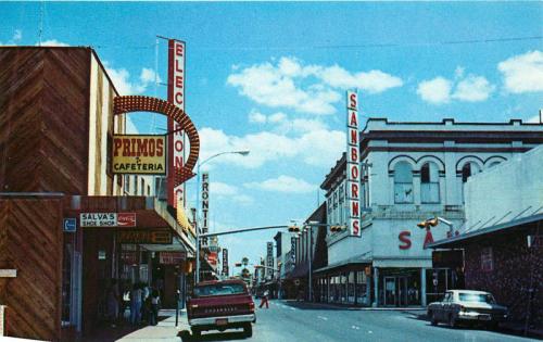 Comercio en el centro de Laredo Texas. Década de 1970.