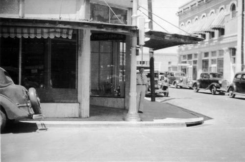 Esquina de Lincoln y Salinas en Laredo Texas. Década de 1930.