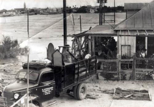 Evacuando habitantes en las riberas del rio en Laredo Texas durante la creciente de 1948.