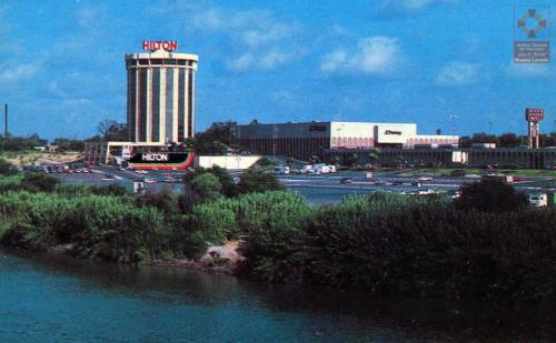 Hotel Hilton y River Drive Mall de Laredo Texas junto a l Rio Bravo. Década de 1980.